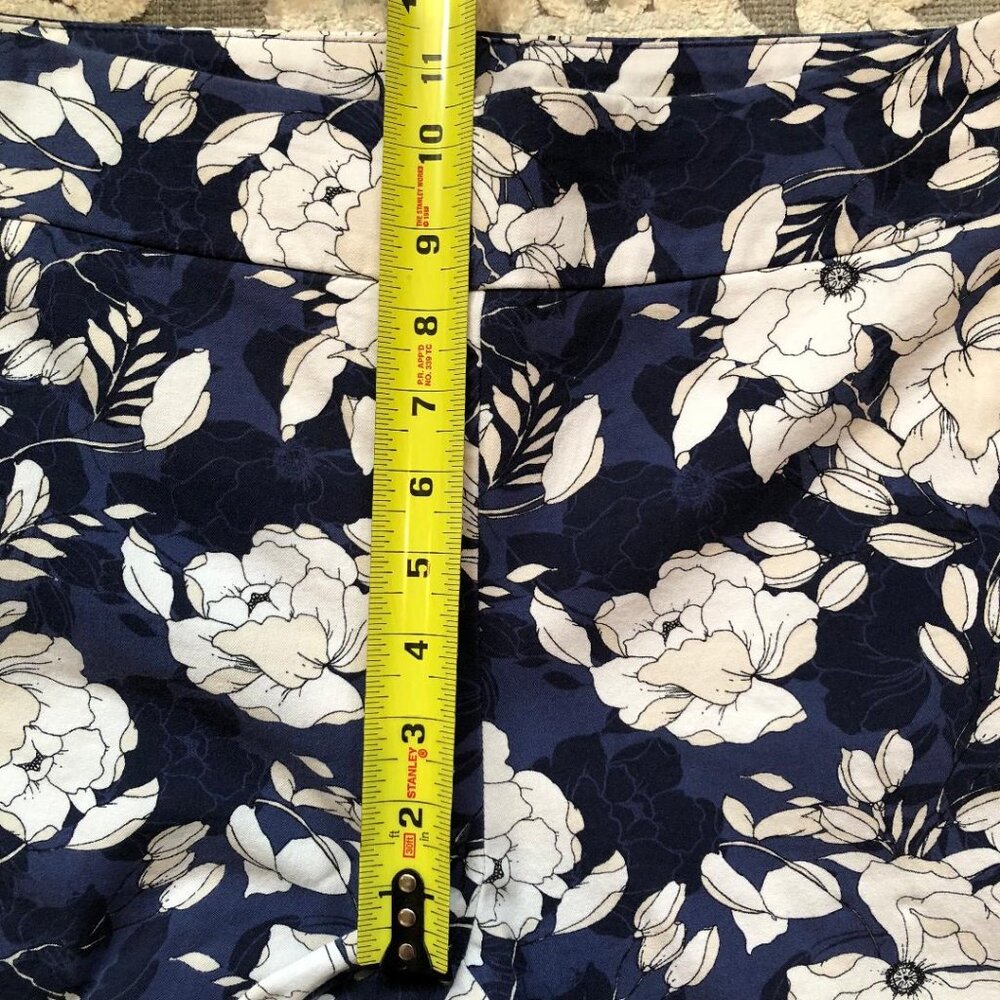 Chicos So Slimming, Dark Blue, floral print, cropped ankle, capris, Sz Chico’s 1 - Picture 8 of 8